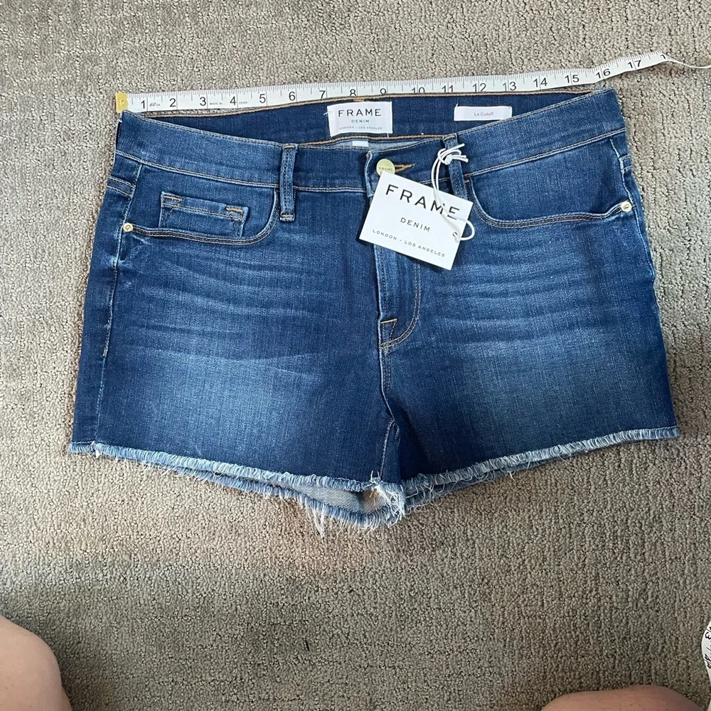 FRAME Le Cutoff Jean shorts - Picture 2 of 5